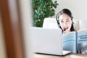オンライン　勉強　女性　教科書　パソコン