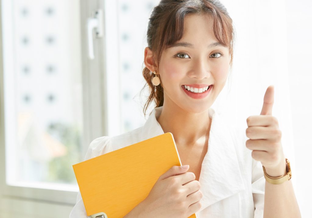 女性　笑顔　テキスト　親指