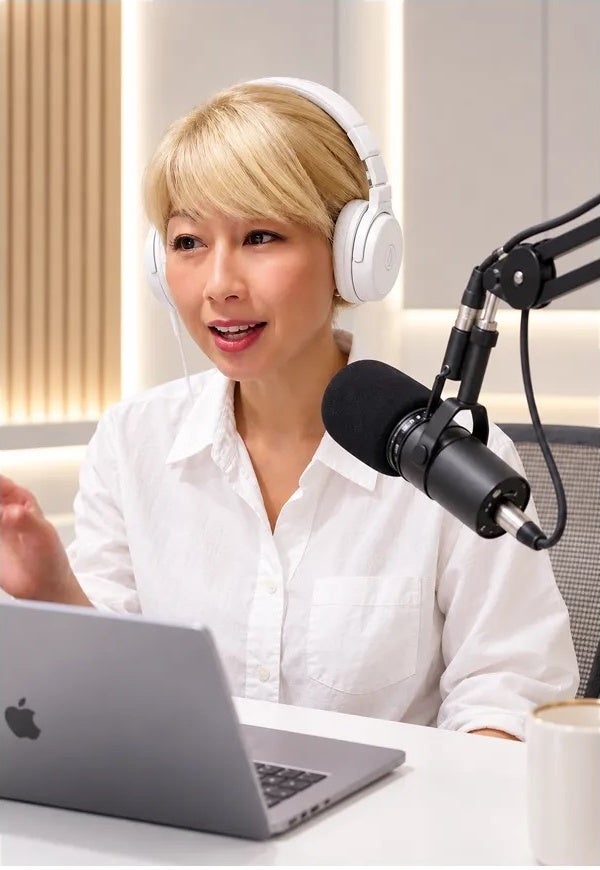 専用リスニング教材を録音する吉田ちかさん